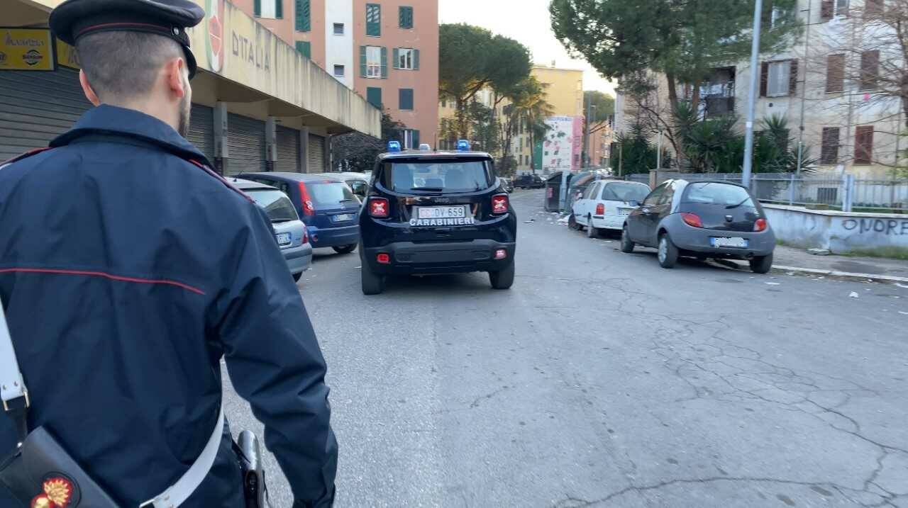 Roma, confezionavano le dosi nell’androne del palazzo: arrestati 3 giovani pusher