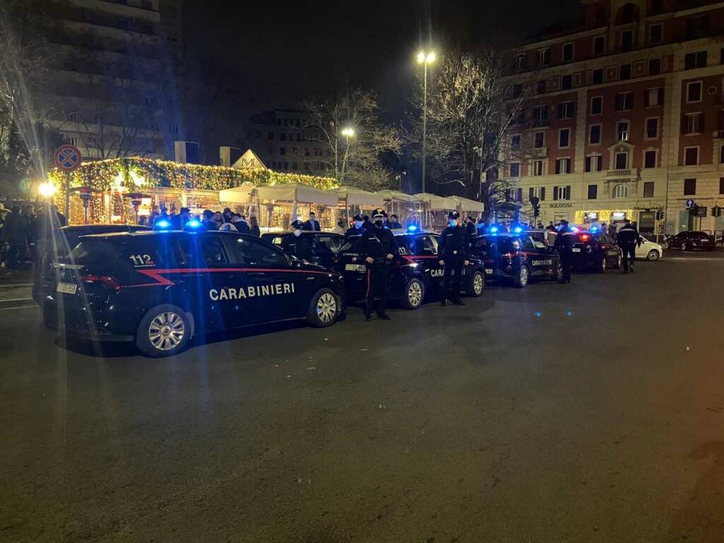 Mala movida a Roma, sorpresi a bere alcolici in strada: 16 giovani multati