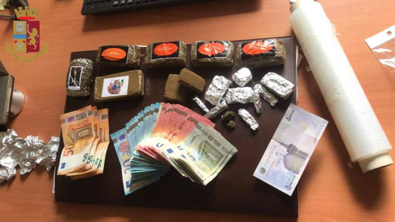 Roma, consegna droga a domicilio a bordo di una Nissan: arrestato un 62enne