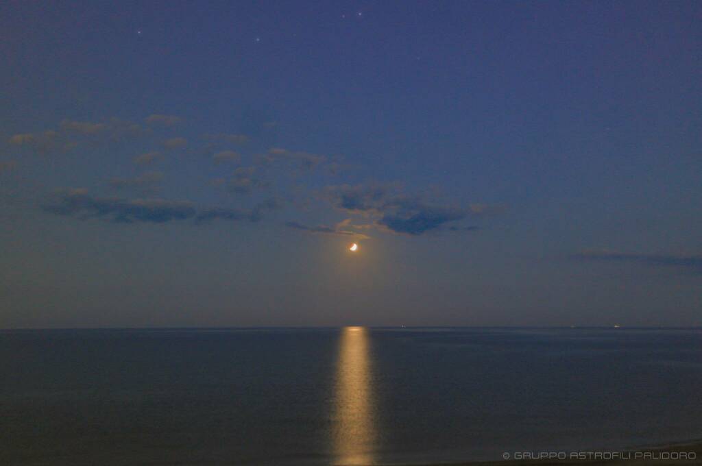 Spettacolo in cielo: l’eclissi totale di luna immortalata sulle acque di Marina di San Nicola