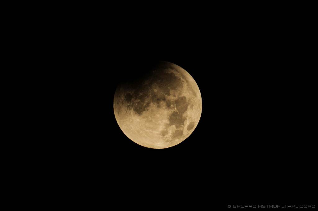 Spettacolo in cielo: l’eclissi totale di luna immortalata sulle acque di Marina di San Nicola