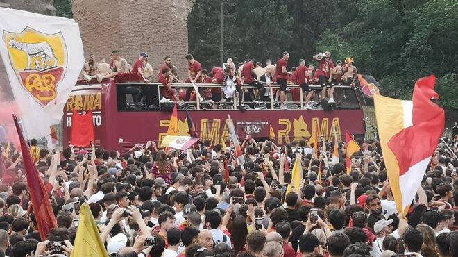 Conference League, a Roma esplode la festa: migliaia di tifosi acclamano Mou e i giallorossi