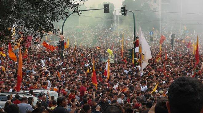 Esplode la festa nel centro di Roma: migliaia di tifosi al Circo Massimo acclamano Mou e i suoi 