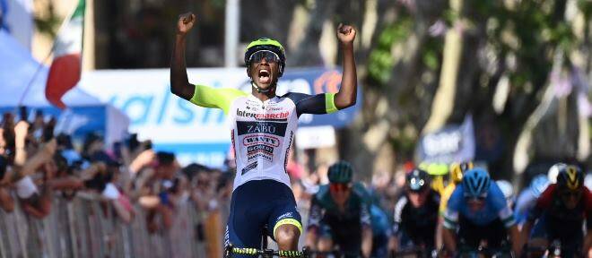 Giro d’Italia, a Jesi vince l’africano Biniam Girmay: è storia
