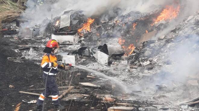 Maxi incendio di rifiuti ad Ardea: ore di intervento per domare le fiamme