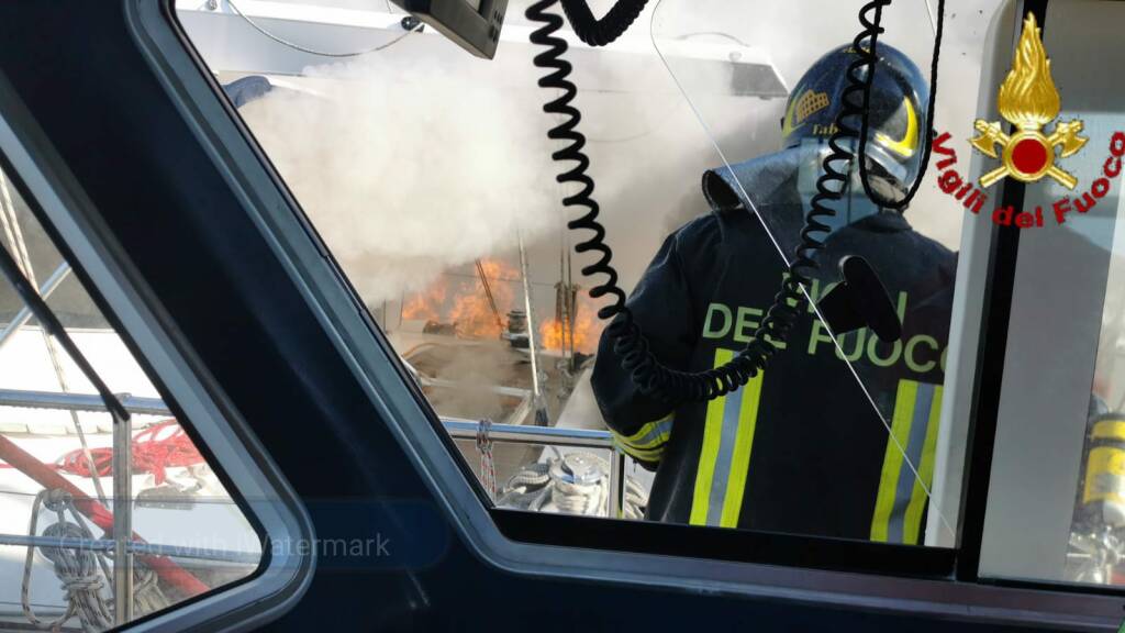 Civitavecchia, paura al porto turistico Riva di Traiano: barca a vela in fiamme