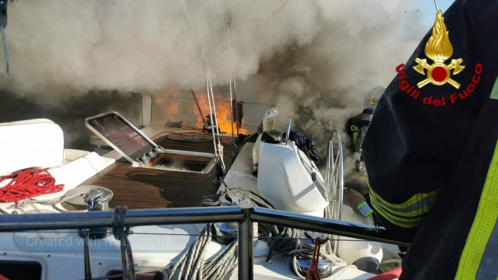 Civitavecchia, paura al porto turistico Riva di Traiano: barca a vela in fiamme