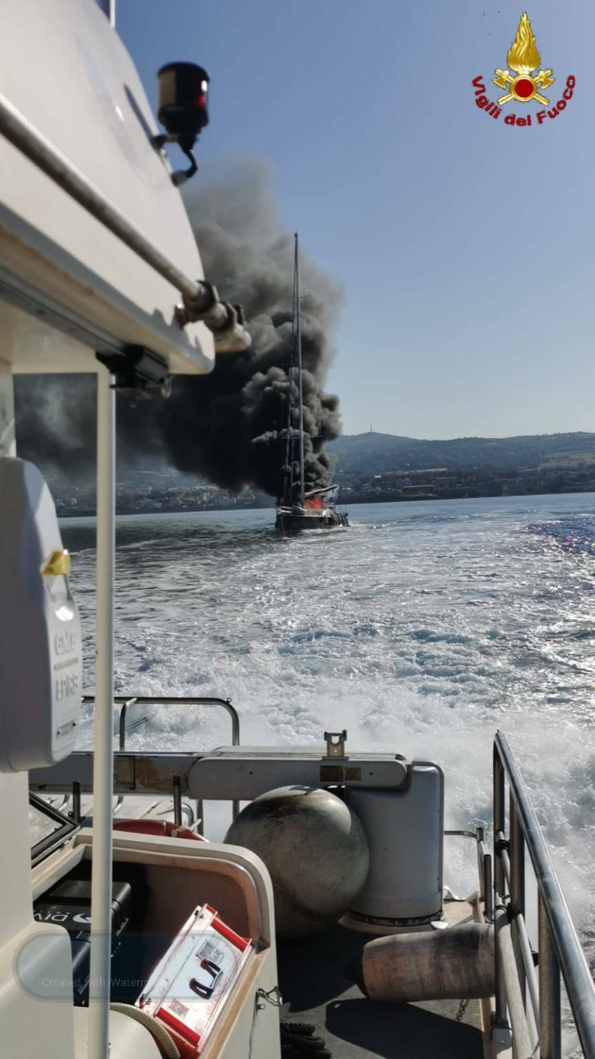Civitavecchia, paura al porto turistico Riva di Traiano: barca a vela in fiamme
