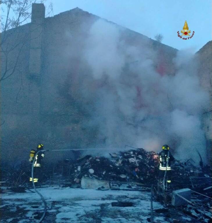 Roma, notte di fuoco all’ex fabbrica Miralanza: brucia la struttura