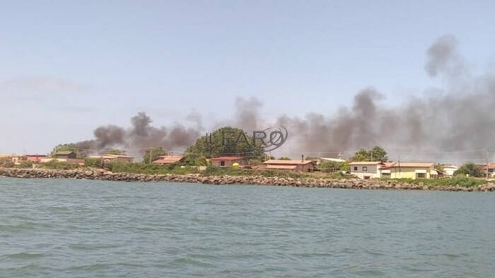 Fiumicino, incendio nell’area del vecchio faro: colonna di fumo nero invade Isola Sacra