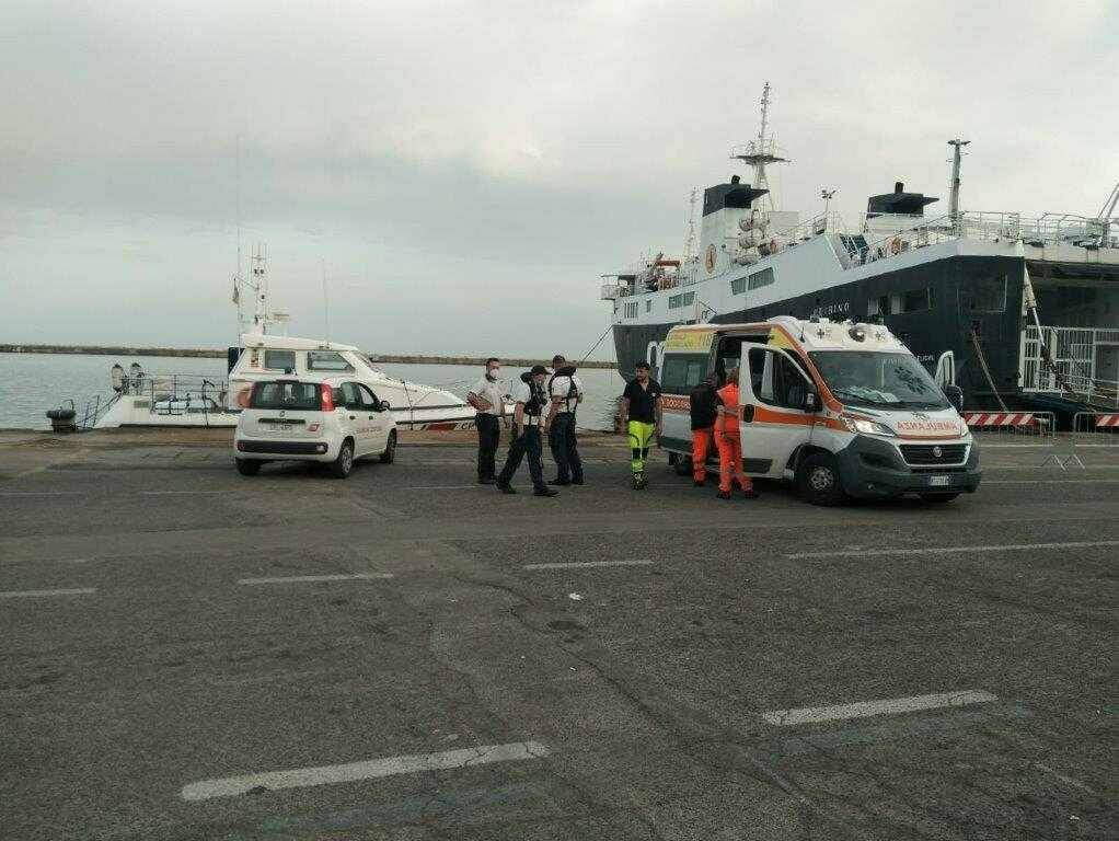Paura in mare: barca partita da Nettuno prende fuoco al largo di Gaeta