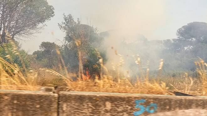 Ostia, incendio sulla via Cristoforo Colombo