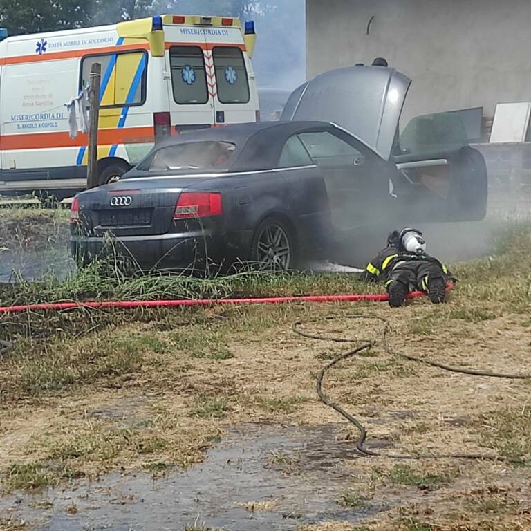 Incendio a Tor San Lorenzo: sterpaglie e alberi bruciano lungo via Laurentina