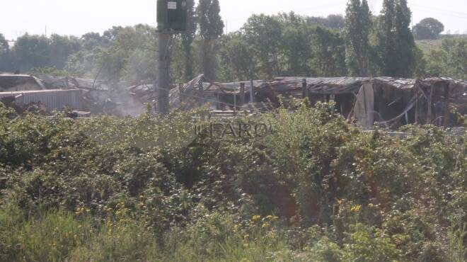 Ardea, incendio deposito pneumatici: a distanza di anni i miasmi invadono via di Valle Caia