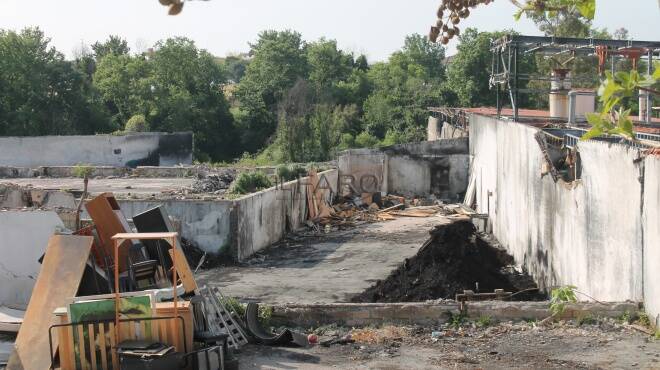 Ardea, incendio deposito pneumatici: a distanza di anni i miasmi invadono via di Valle Caia