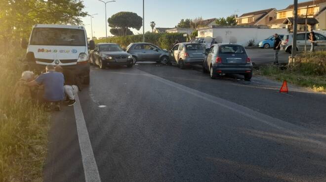 Ardea, incidente tra quattro auto su via Pratica di Mare: feriti tutti i conducenti