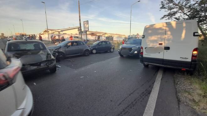 Ardea, incidente tra quattro auto su via Pratica di Mare: feriti tutti i conducenti