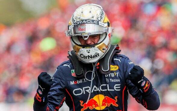 Formula Uno, a Baku doppio ritiro per la Ferrari. Vince Verstappen