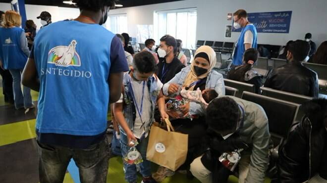 Corridoi umanitari: a Fiumicino sbarcano 35 migranti in fuga dalle guerre “dimenticate”
