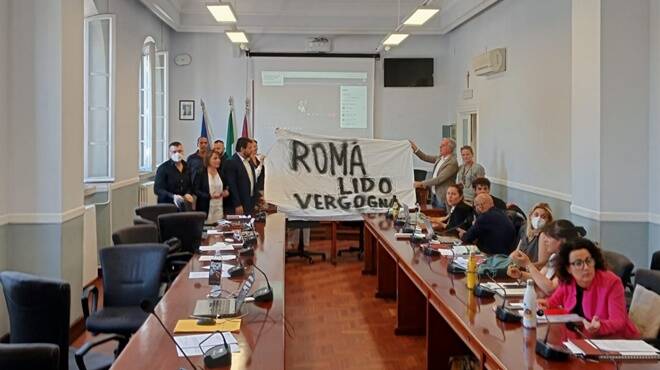 Roma-Lido, l’opposizione occupa il municipio: “Subito due treni dalle metro”