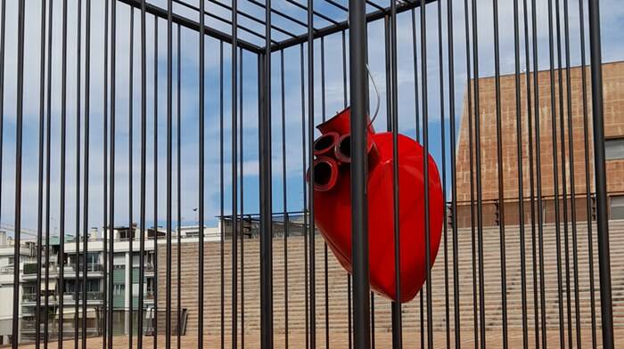 “La violenza è una gabbia”: inaugurata a Fiumicino la scultura di Anna Izzo