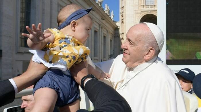 Le famiglie non fanno più figli, il Papa: “L’Europa si sta impoverendo di futuro”