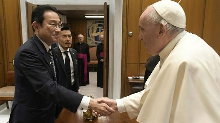 Il Papa incontra il premier giapponese: “Inconcepibile l’uso e il possesso delle armi nucleari”