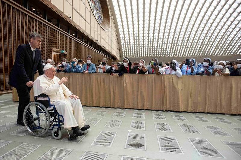 Il Papa ostaggio del dolore al ginocchio: ai fedeli in Vaticano si presenta in carrozzina