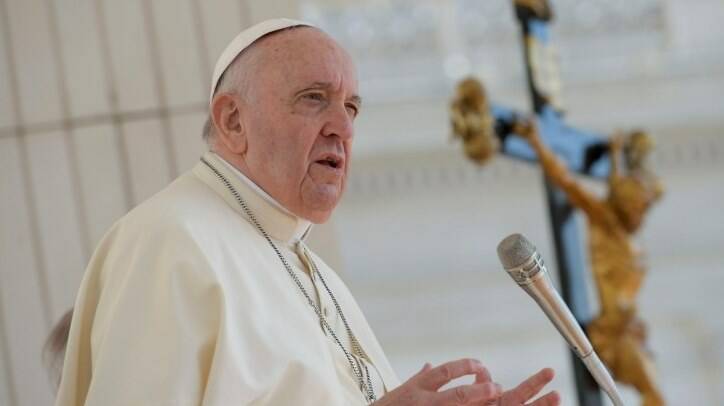 Il Papa: “La scienza progredisce eppure viviamo nell’epoca delle fake news e delle stregonerie colte”