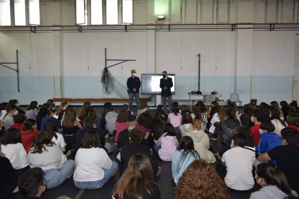 Terracina, la Polizia sale in cattedra per parlare agli studenti di cyberbullismo