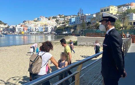 Ponza, anche la Guardia Costiera presente alla pulizia della spiaggia di Sant’Antonio