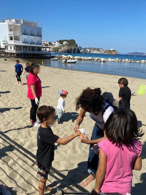 Ponza, anche la Guardia Costiera presente alla pulizia della spiaggia di Sant’Antonio