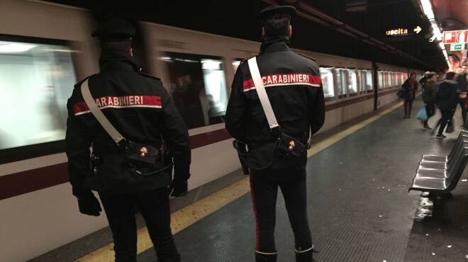 Roma, furti e rapine alle fermate dei mezzi pubblici: arrestate 5 persone in 24 ore