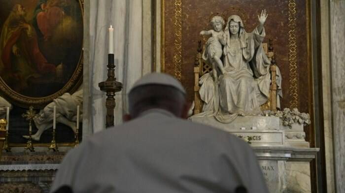Rosario per la pace, militari in ginocchio pregano col Papa la Madonna: “Riconcilia i cuori pieni di vendetta”