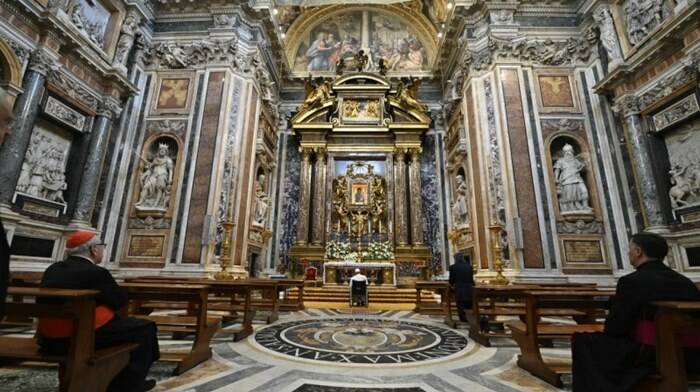 Rosario per la pace, militari in ginocchio pregano col Papa la Madonna: “Riconcilia i cuori pieni di vendetta”