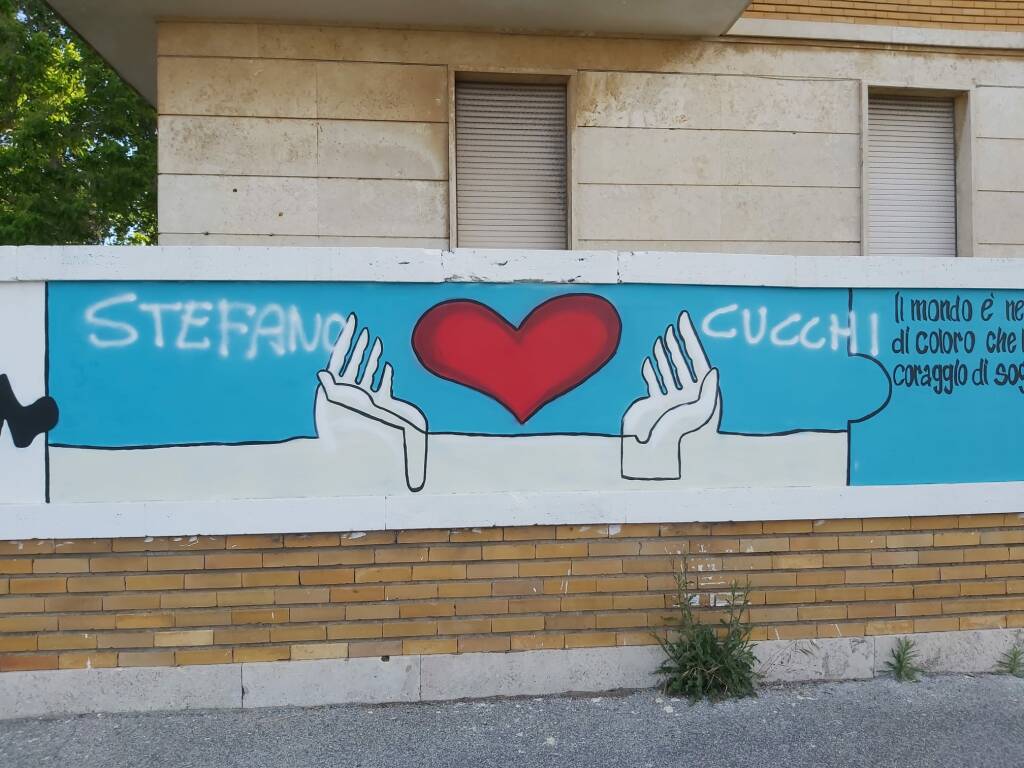Ostia, scritte su Stefano Cucchi coprono il murales della scuola realizzato dai bimbi