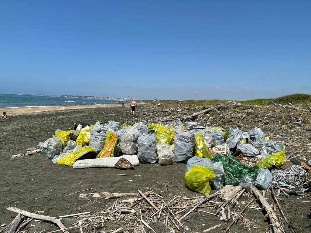 Giornata ecologica al Poligono militare di Nettuno, ripulita la spiaggia destinata ai disabili