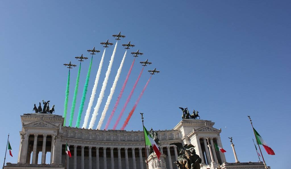 2 Giugno, spettacolo nei cieli di Roma: le Frecce Tricolori incantano grandi e piccini