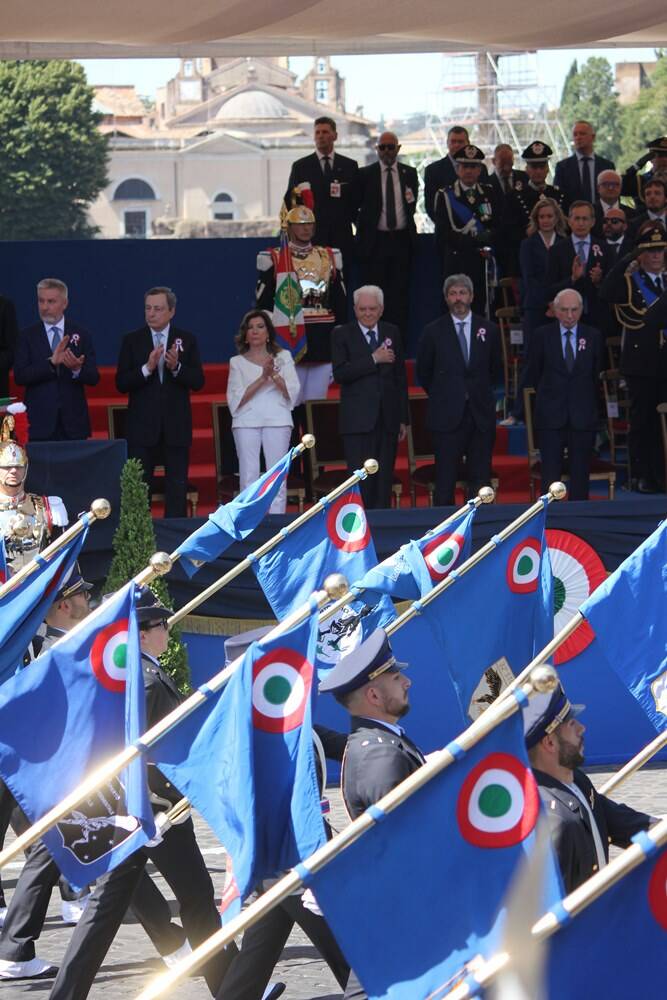 2 Giugno, la parata militare a via dei Fori Imperiali con lo spettacolo delle Frecce Tricolori