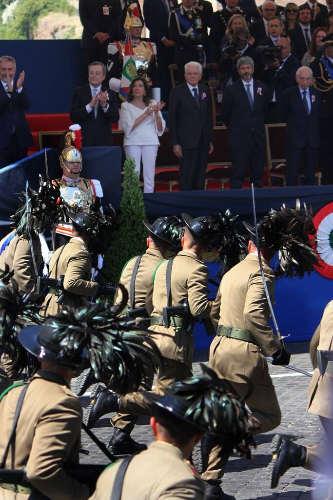 2 Giugno, la parata militare a via dei Fori Imperiali con lo spettacolo delle Frecce Tricolori