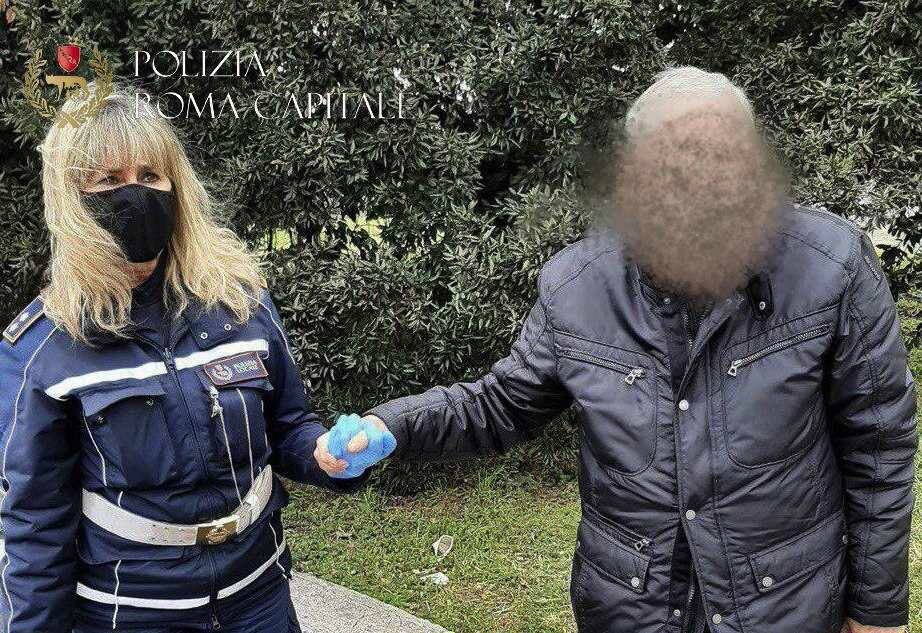 Roma, va a ritirare la pensione ma si perde: la Polizia locale corre in aiuto dell’87enne