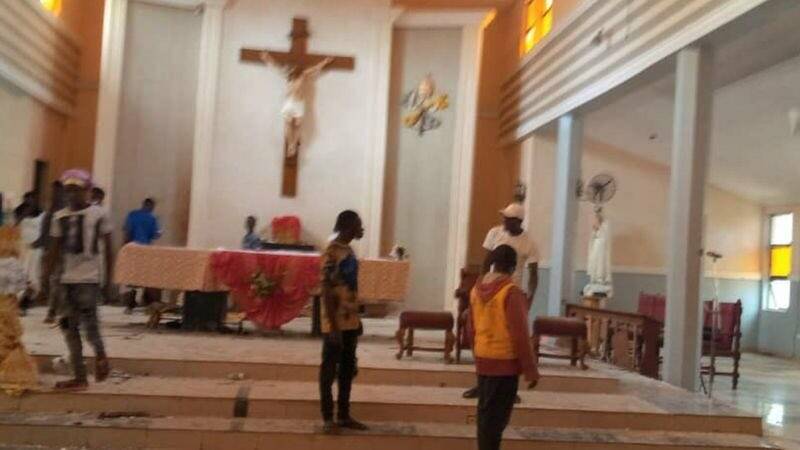 Pentecoste di sangue in Nigeria: commando assalta una chiesa e massacra decine di cattolici