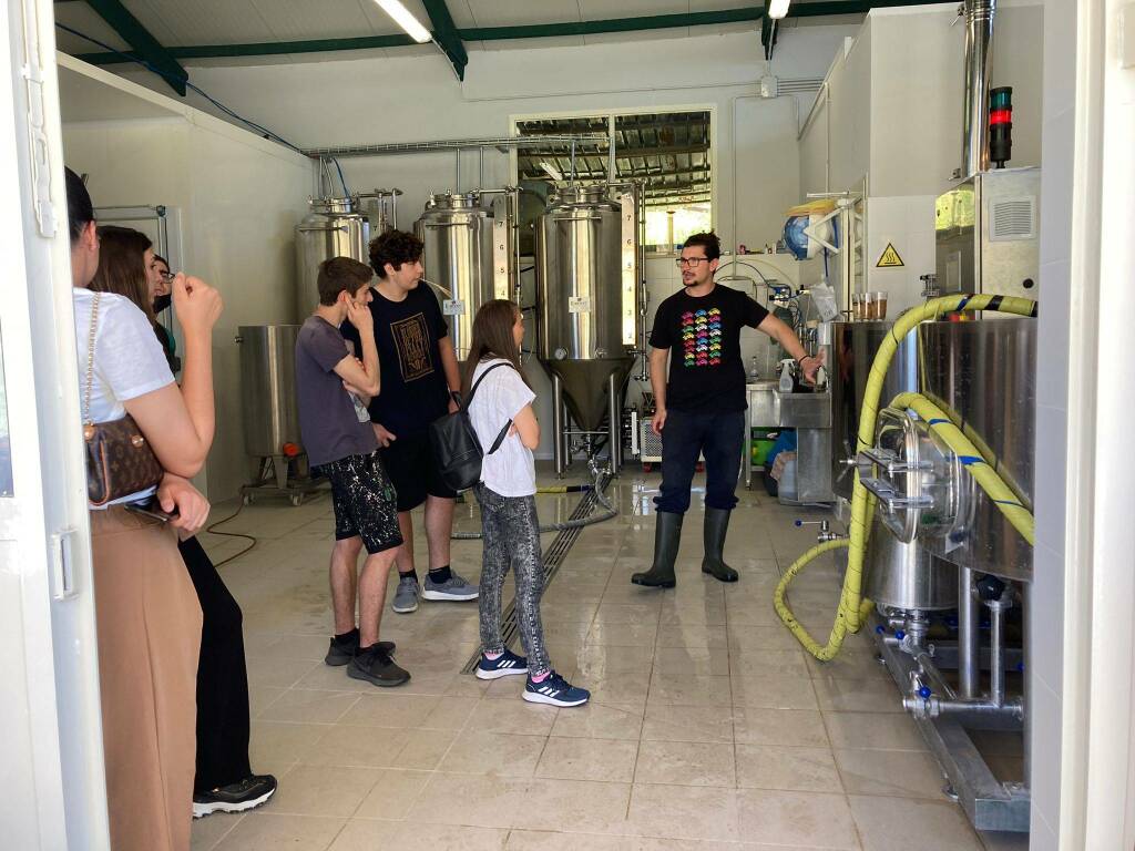 Gli studenti dell’Istituto Baffi di Fiumicino in visita al birrificio agricolo Podere 676