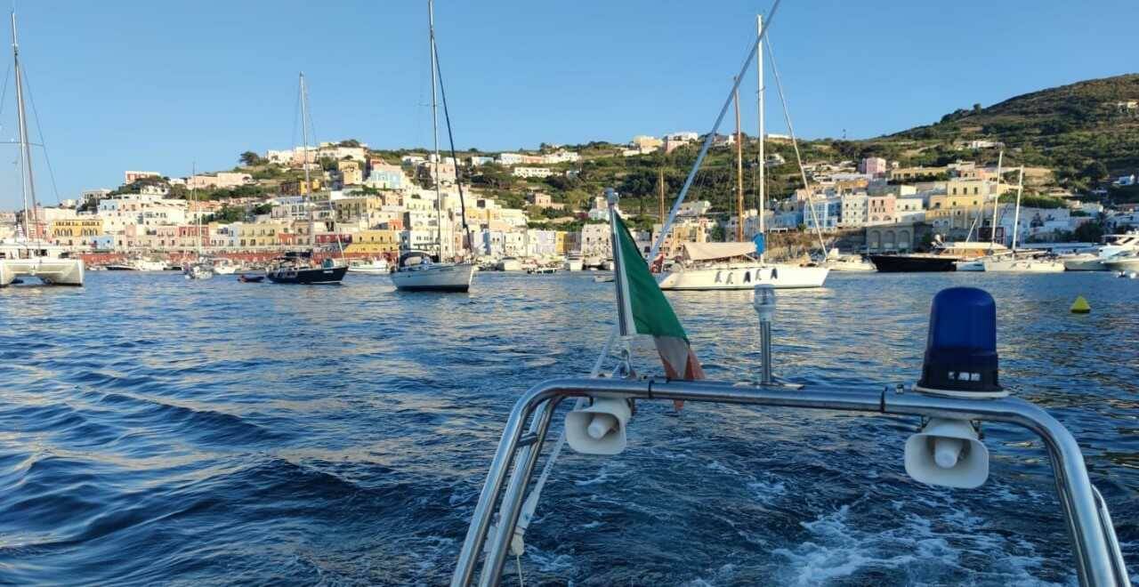 Paura a Ponza, il vento trascina una barca in rada verso i natanti ormeggiati in porto