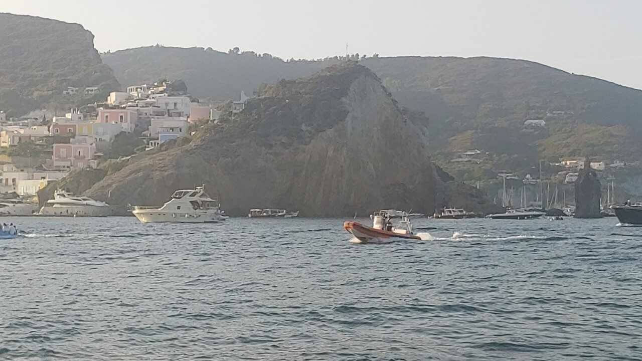 Paura a Ponza, il vento trascina una barca in rada verso i natanti ormeggiati in porto