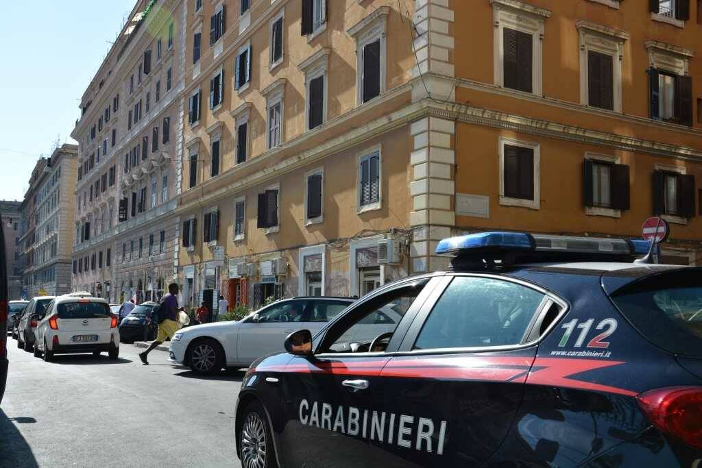 Roma, colpisce con un coccio di bottiglia un 68enne: giovane arrestato per tentato omicidio