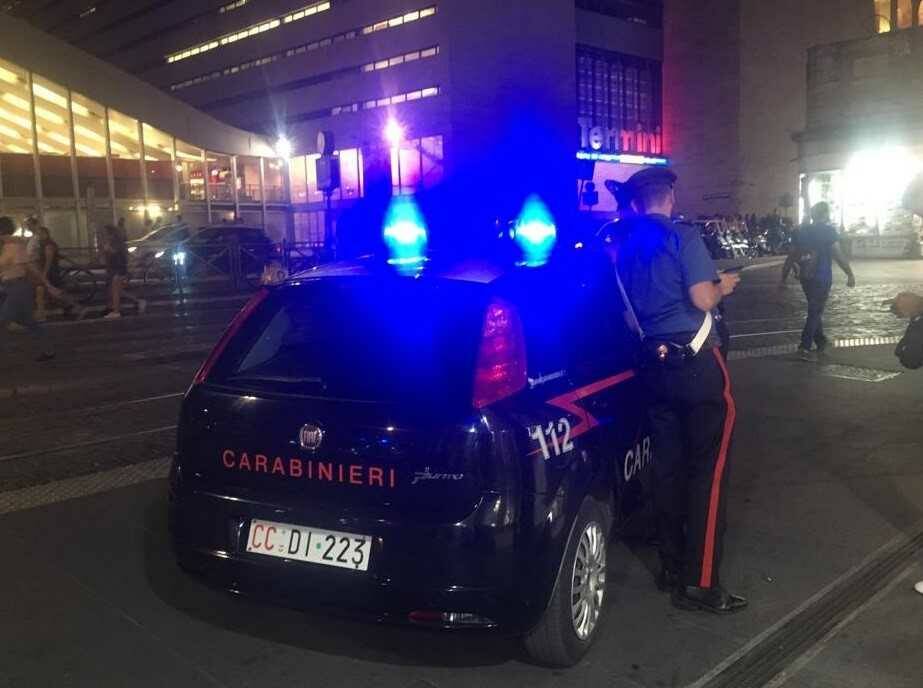 Botte ai carabinieri, furti e violazioni dei Daspo urbani: a Termini fioccano denunce e multe