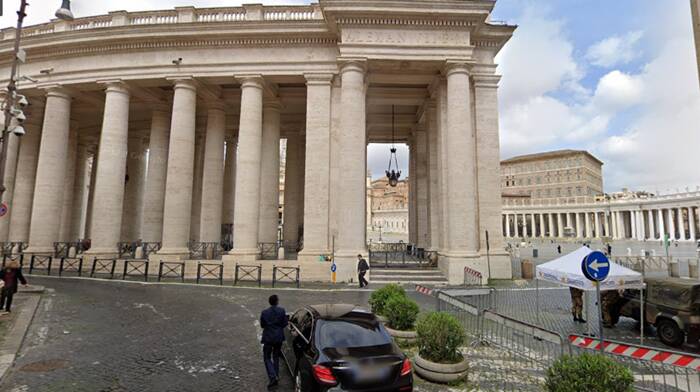 Bmw non si ferma all’alt dei carabinieri e sfonda le transenne del colonnato di San Pietro