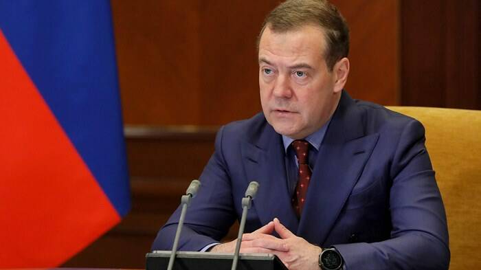 Medvedev avverte l’Occidente: “La Russia aumenta la produzione di armi più potenti”