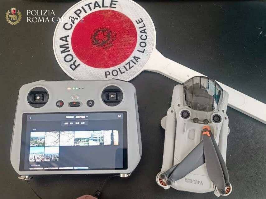Roma, drone precipita davanti al Colosseo rischiando di colpire i turisti